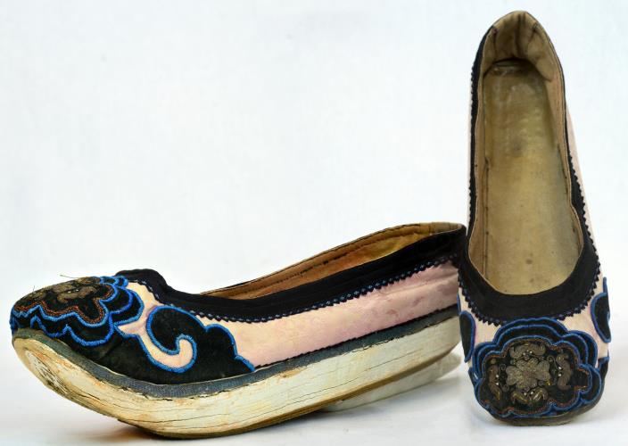Front and side view of Chinese women's shoes from the 1880s