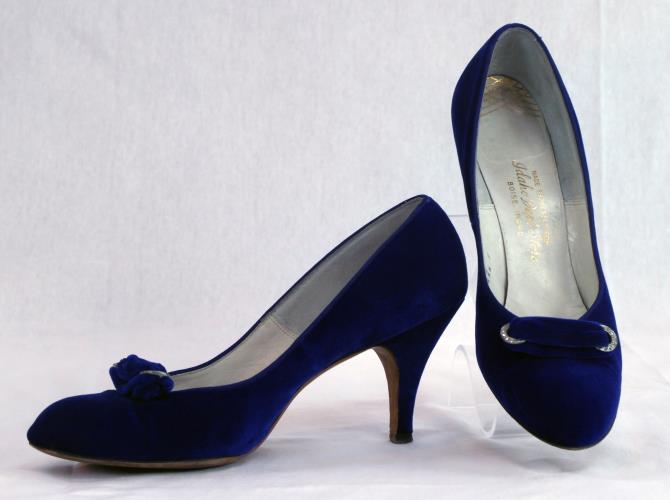 Front and side view of royal blue velvet pumps from the 1950s