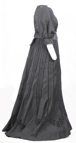 Black Lace Dress: Side